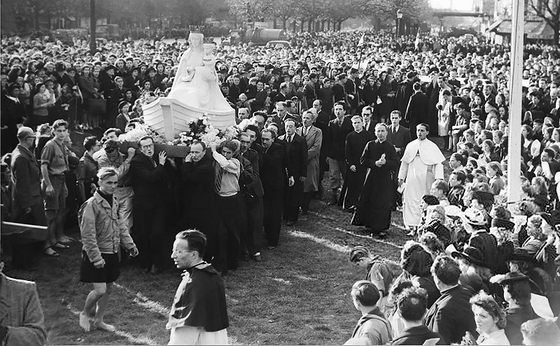 Our Lady of the Grand Return: A Story of Hope for our Times - Our Lady of Boulogne is greeted in Paris, October 27, 1945