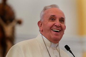 Papa Francesco saluta con entusiasmo Andres Serrano dell'infamia di “P*** Christ”.