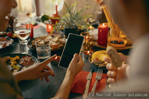 Phones Don’t Have a Place at the Table in Some Restaurants