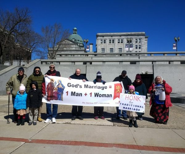 courage-cheer-3118-traditional-marriage-rosary-rallies-across-america-15