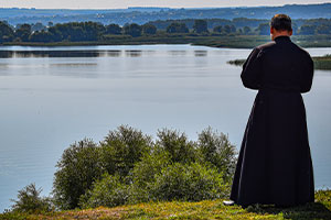 America’s New Catholic Priests Turn Right