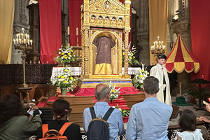 Nearly Half a Million Pilgrims Visit the Holy Tunic of Argenteuil Near Paris