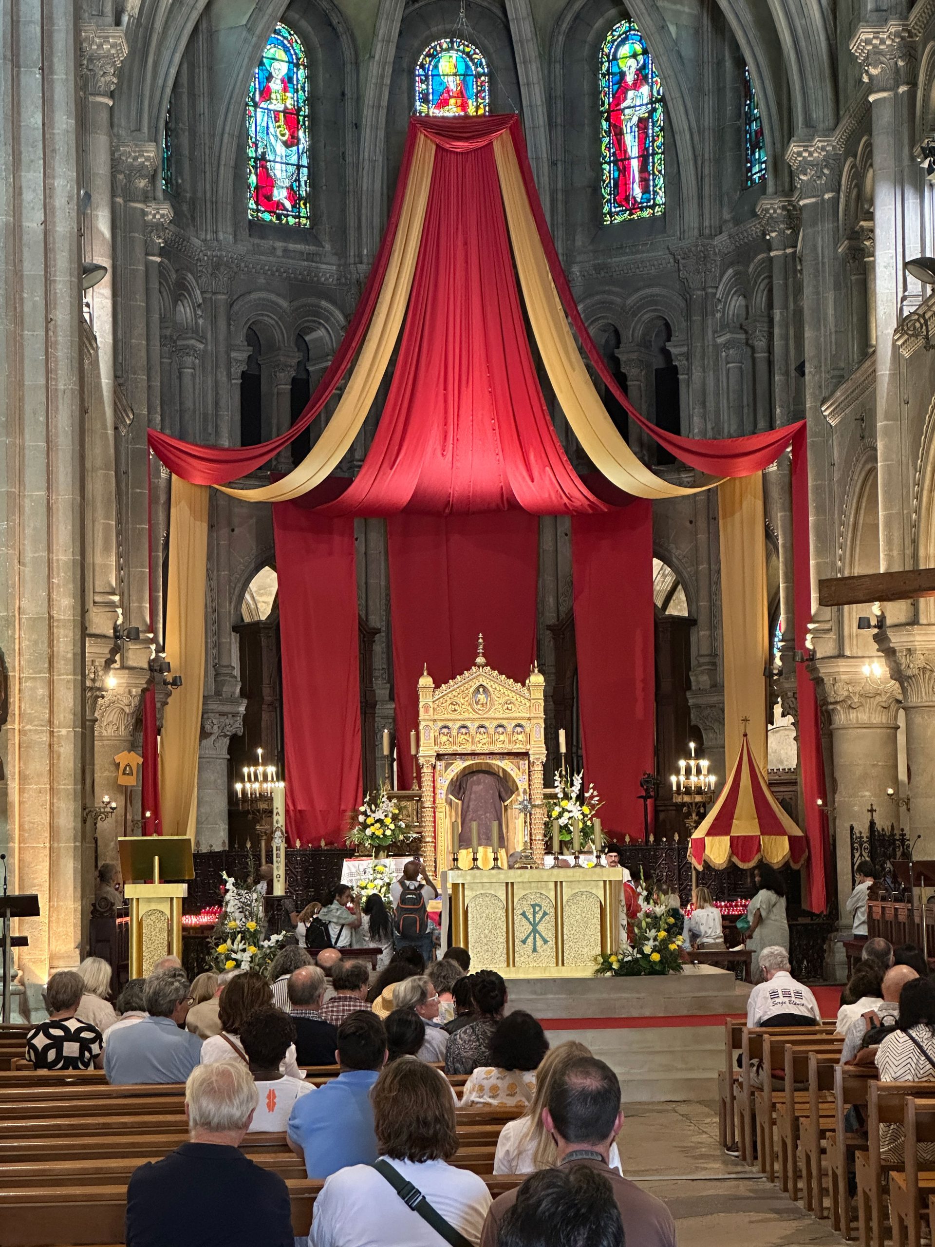 Nearly Half a Million Pilgrims Visit the Holy Tunic of Argenteuil Near Paris
